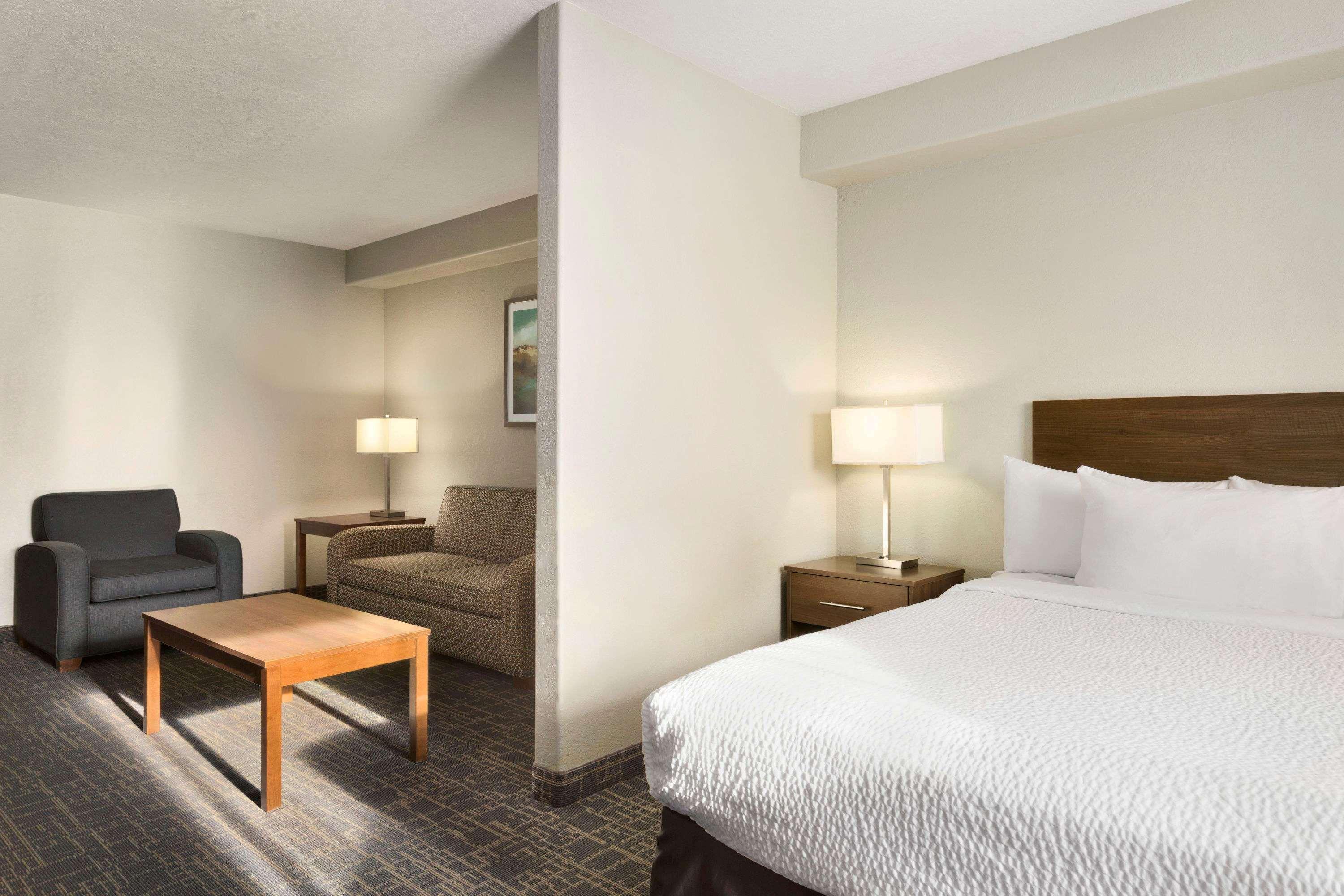 Days Inn & Suites By Wyndham Йорктон Экстерьер фото