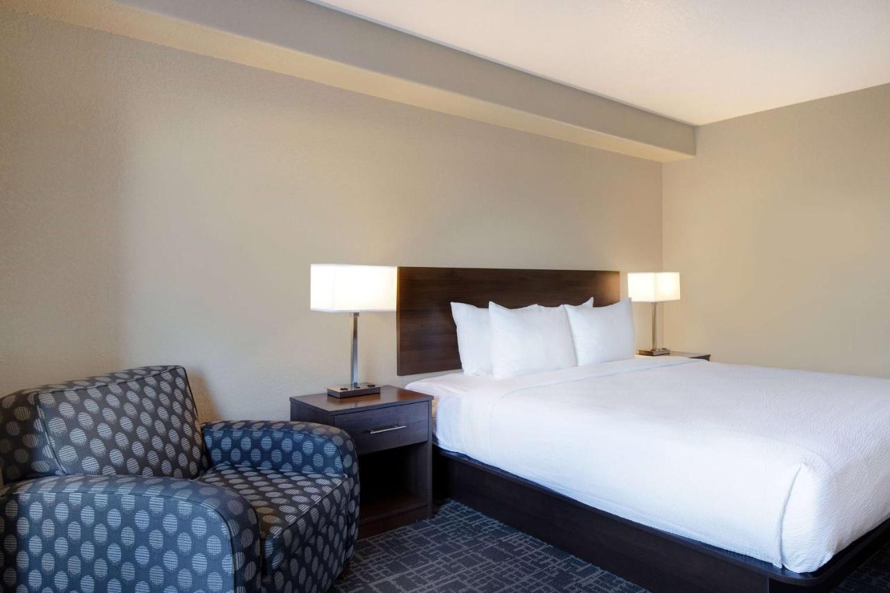Days Inn & Suites By Wyndham Йорктон Экстерьер фото